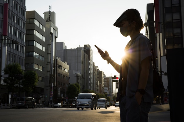 Foto gratuita silueta, de, persona, en la ciudad