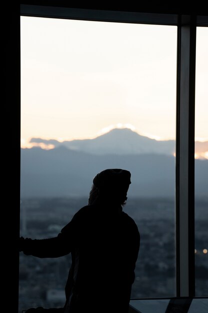 Silueta, de, persona, en la ciudad