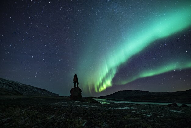 Silueta, de, persona, debajo, aurora boreal