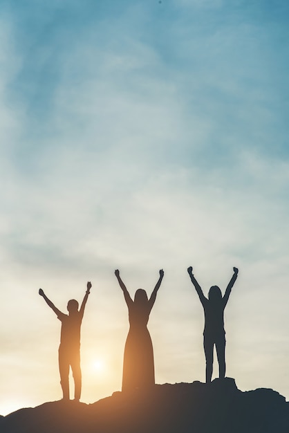 Silueta de personas felices