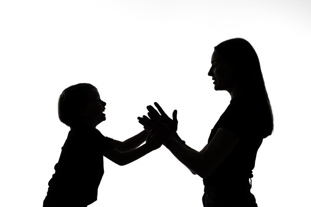 Silueta de retrato clásico de mamá y niño