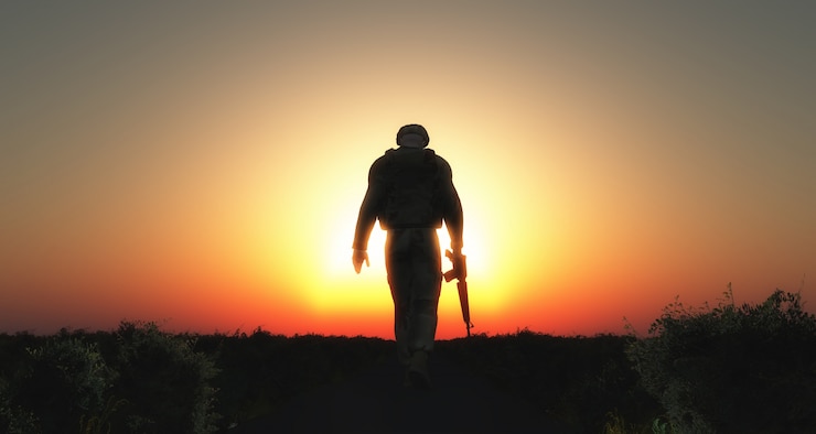 Foto gratuito silueta de soldado caminando