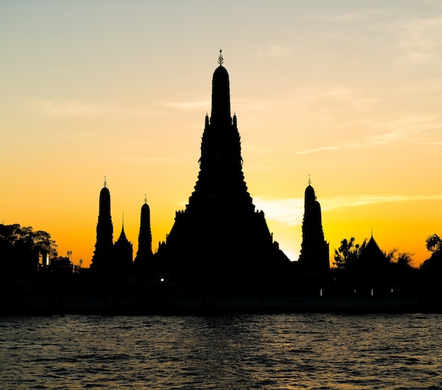 Silueta del templo de Wat Arun en Bangkok