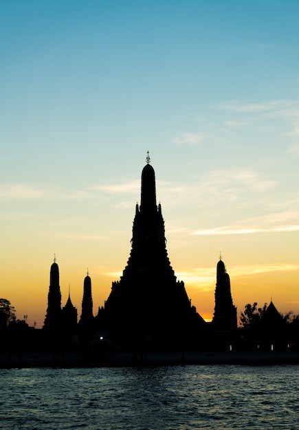 Silueta del templo de Wat Arun en Bangkok