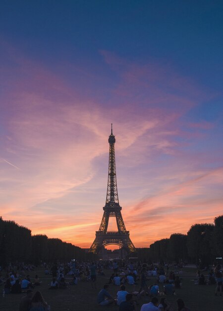 Silueta de una Torre Eiffel en París, Francia, con hermosos paisajes de puesta de sol