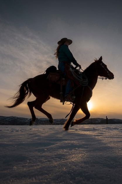 silueta, de, vaquera, en, un, caballo