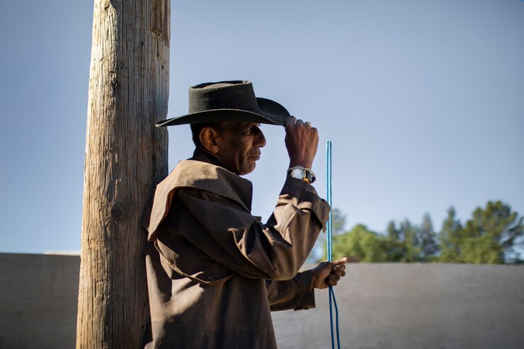 Foto gratuito silueta de vaquero contra luz cálida