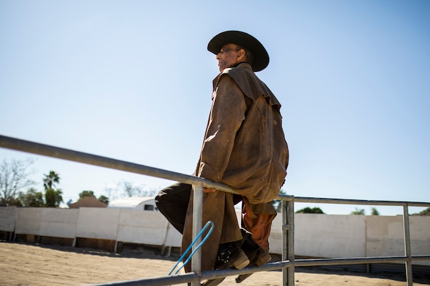 Silueta de vaquero contra luz cálida