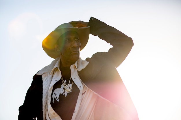 Silueta de vaquero contra luz cálida