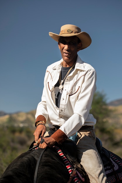 Silueta de vaquero contra luz cálida