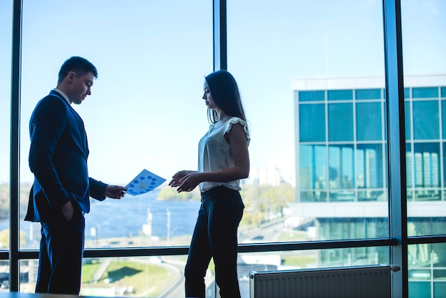 Foto gratuita siluetas de ceo y mujer de negocios