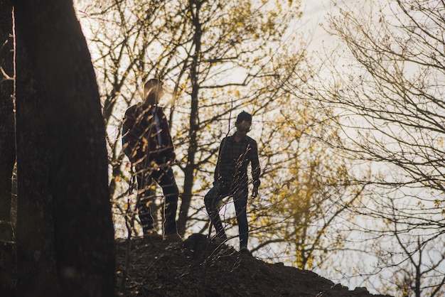 Siluetas de excursionistas en el bosque