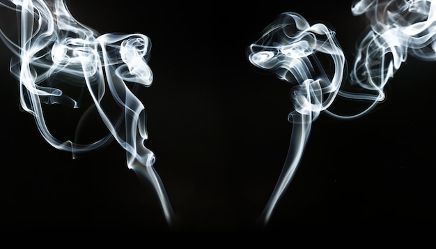 Foto gratuita siluetas de humo blanco sobre fondo negro