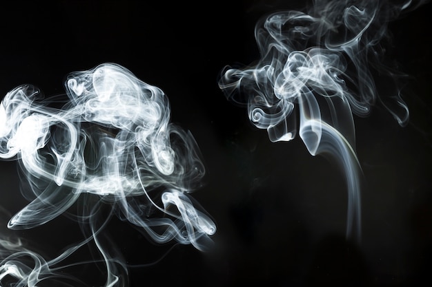 Foto gratuita siluetas de humo con formas abstractas