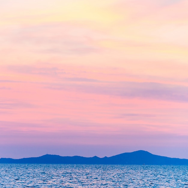 Siluetas de montañas con el cielo rosa