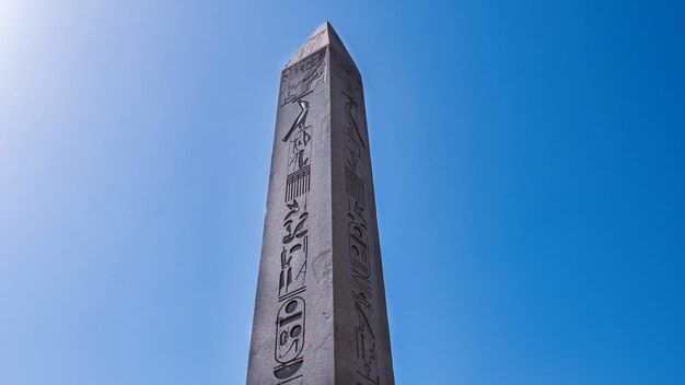 La simbólica columna sultanahmet antigua con jeroglíficos