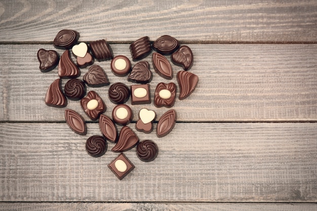 Símbolo de amor lleno de caramelos de chocolate