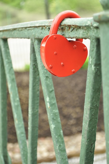 Foto gratuita símbolo del amor en el puente