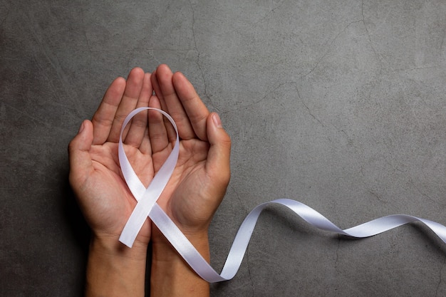 Foto gratuita símbolo de la cinta blanca de la paz día internacional de la no violencia.