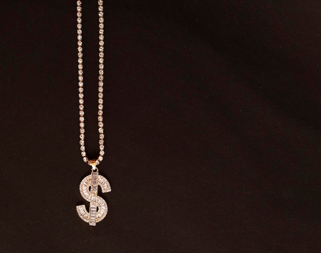 Símbolo de dólar de oro en cadena de oro Fondo de collar de joyería con lugar para banner de texto Accesorios de moda