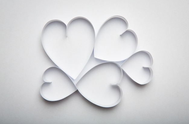 Foto gratuita símbolo en forma de corazón de papel para el día de san valentín con copia espacio fo