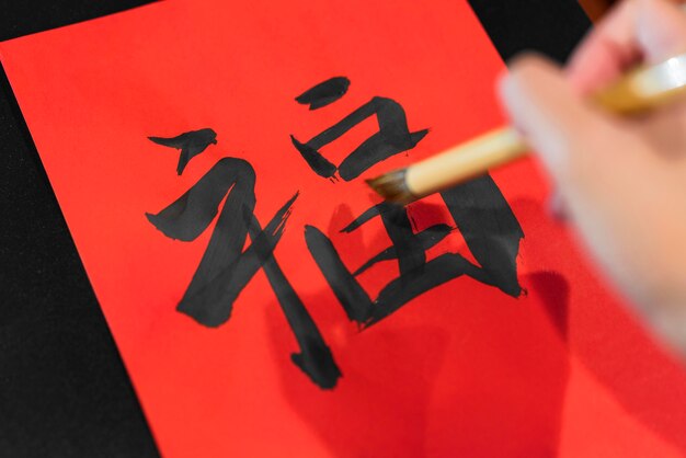 Símbolo japonés de pintura de la mano de primer plano