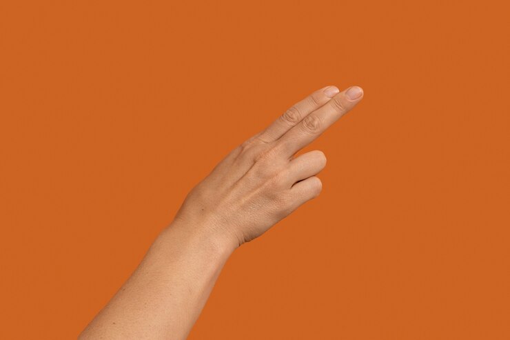 Foto gratuito símbolo de lenguaje de señas aislado en naranja