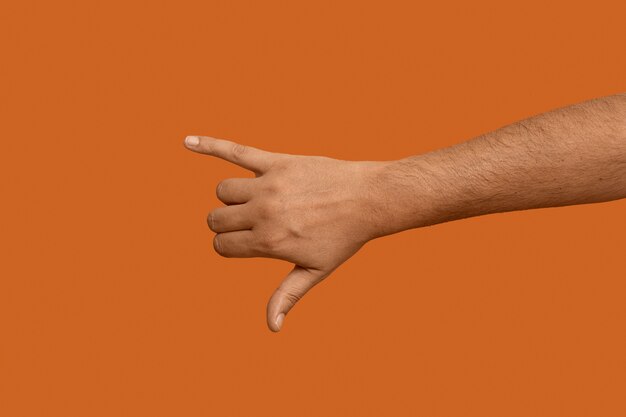 Símbolo de lenguaje de señas aislado en naranja