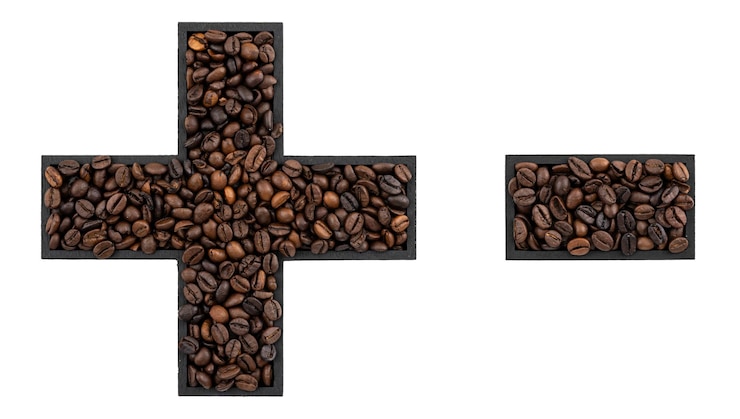 Foto gratuito símbolo más y menos hecho de granos de café en un fondo blanco aislado