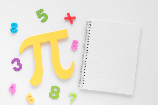 Símbolo plano de matemáticas y ciencias pi y bloc de notas de espacio de copia