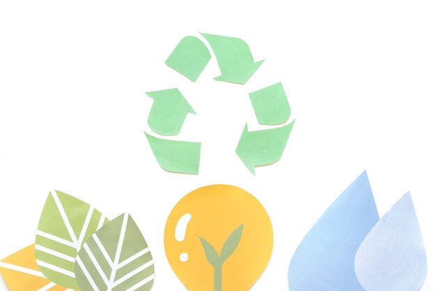 Símbolo de reciclaje de papel con cifras ecológicas