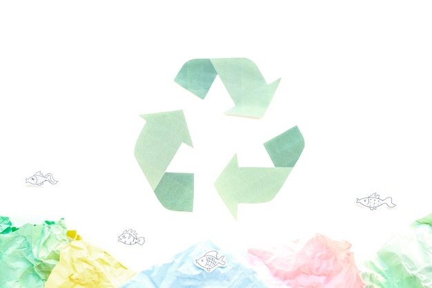 Símbolo de reciclaje con papeles