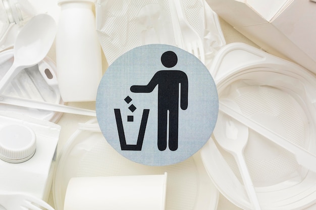 Foto gratuita símbolo de reciclaje de platos y vasos de plástico