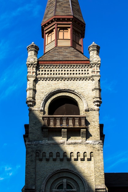 Foto gratuita símbolo religioso de la torre vieja