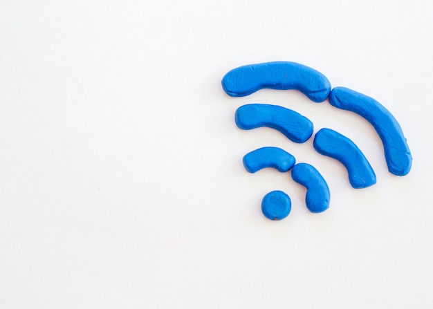 Símbolo wifi dibujado de plastilina con espacio de copia