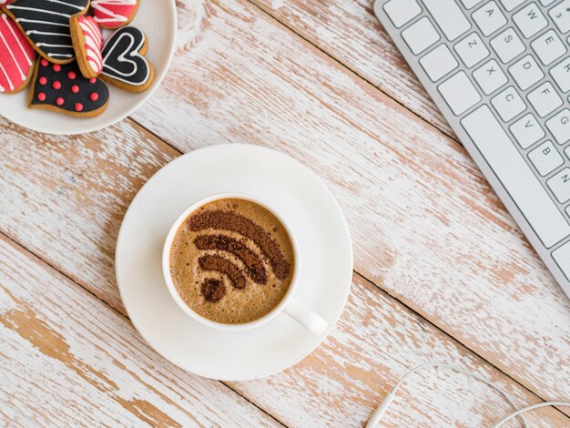 Símbolo de wifi en la taza con teclado