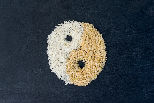 Foto gratuita símbolo del yin y el yang de los granos de arroz.