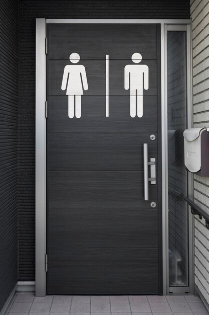 Símbolos de baño en la puerta oscura