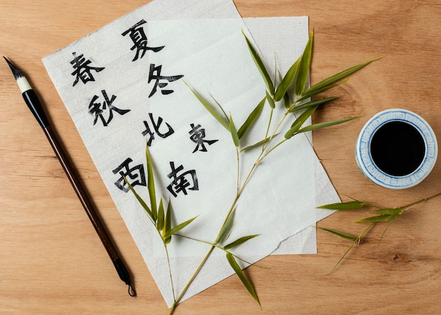 Símbolos chinos escritos con tinta sobre papel blanco
