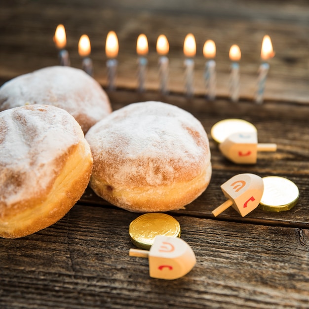 Símbolos de Hanukkah cerca de donuts