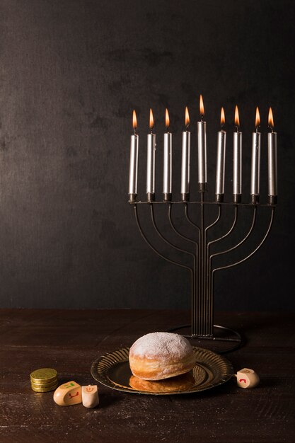 Símbolos de Hanukkah en la mesa