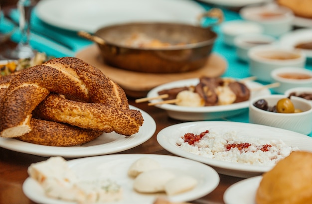 Foto gratuita simit pedazos de panes circulares con sésamo para el desayuno turco