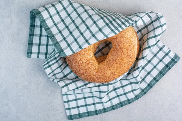 Simit con semillas de sésamo en mantel. Foto de alta calidad