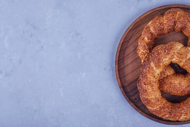 Simit turco en bandeja de madera. Foto de alta calidad