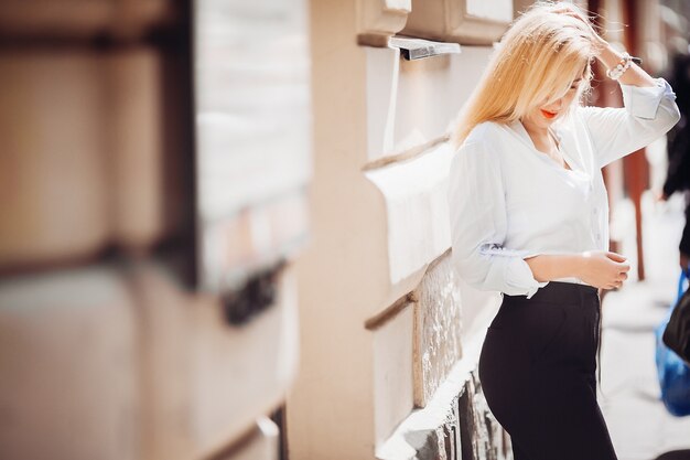 La simpática chica se encuentra cerca del edificio