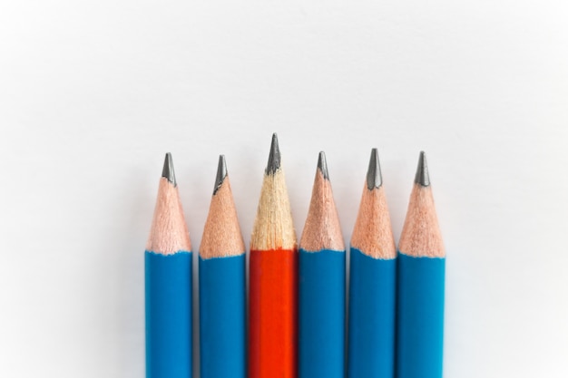 Simple lápices afilados aislados sobre fondo blanco, rojo entre azul