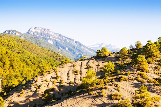 Simple paisaje de las montañas de los Pirineos