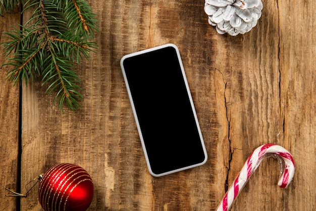 Simulacros de pantalla vacía en blanco del teléfono inteligente en la mesa de madera