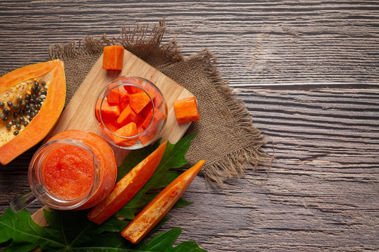 Foto gratuito sirva jugo de papaya con papaya fresca picada