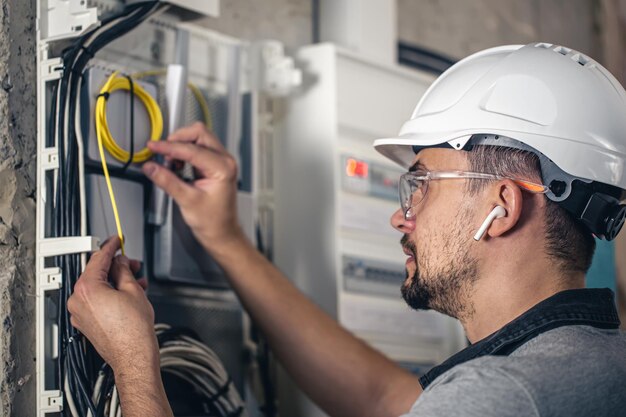 Sirva a un técnico eléctrico que trabaja en una centralita con fusibles